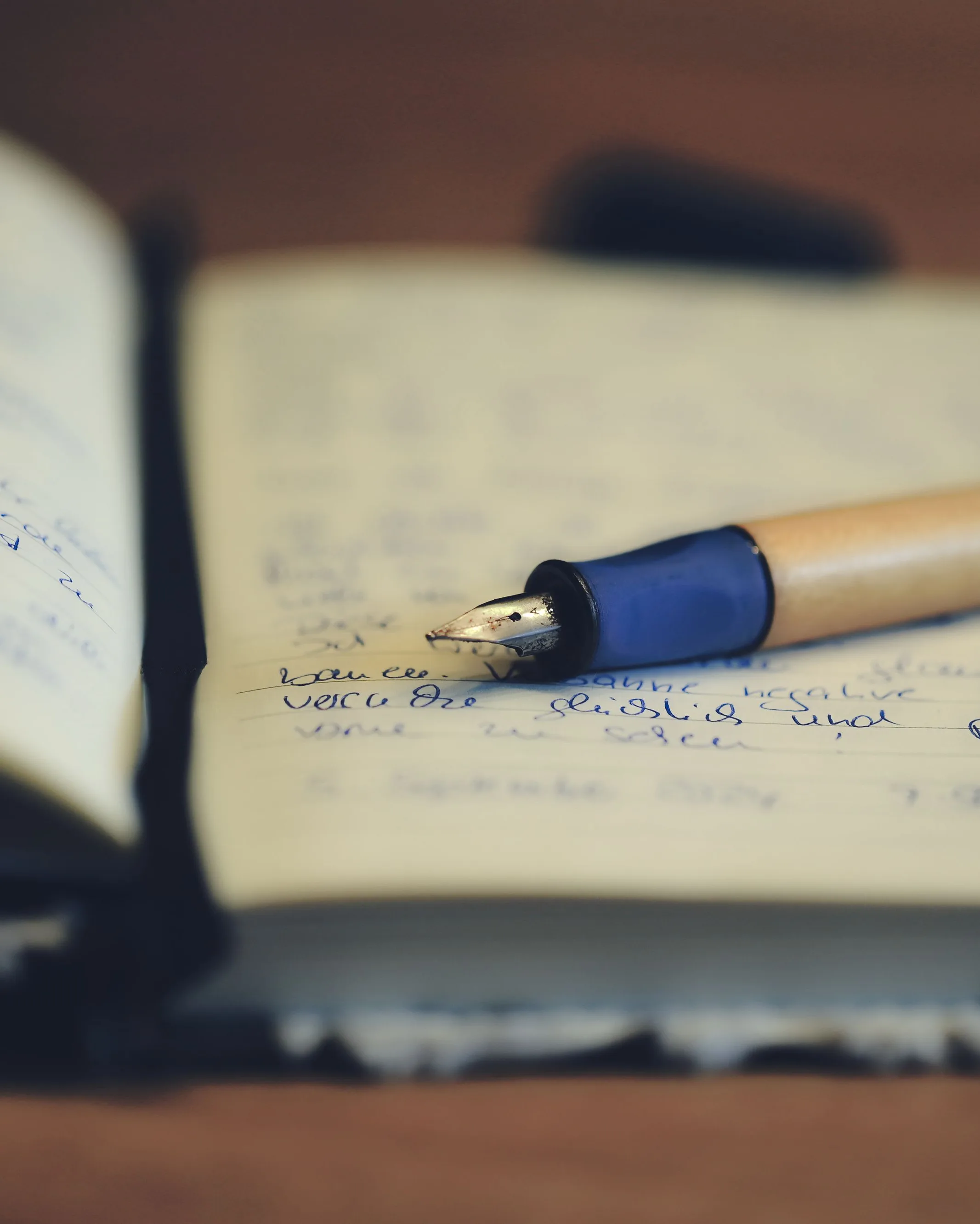 Conditions d’un contrat, le stylo posé sur la clause numérotée 9